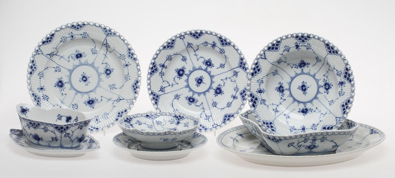 MATSERVIS, 24 delar, porslin, "Musselmalet" helblond Royal Copenhagen Danmark.