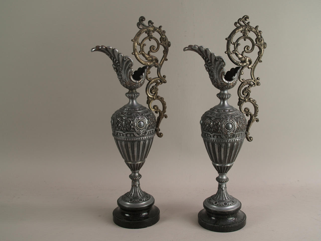 2 KANNOR i jugendstil.