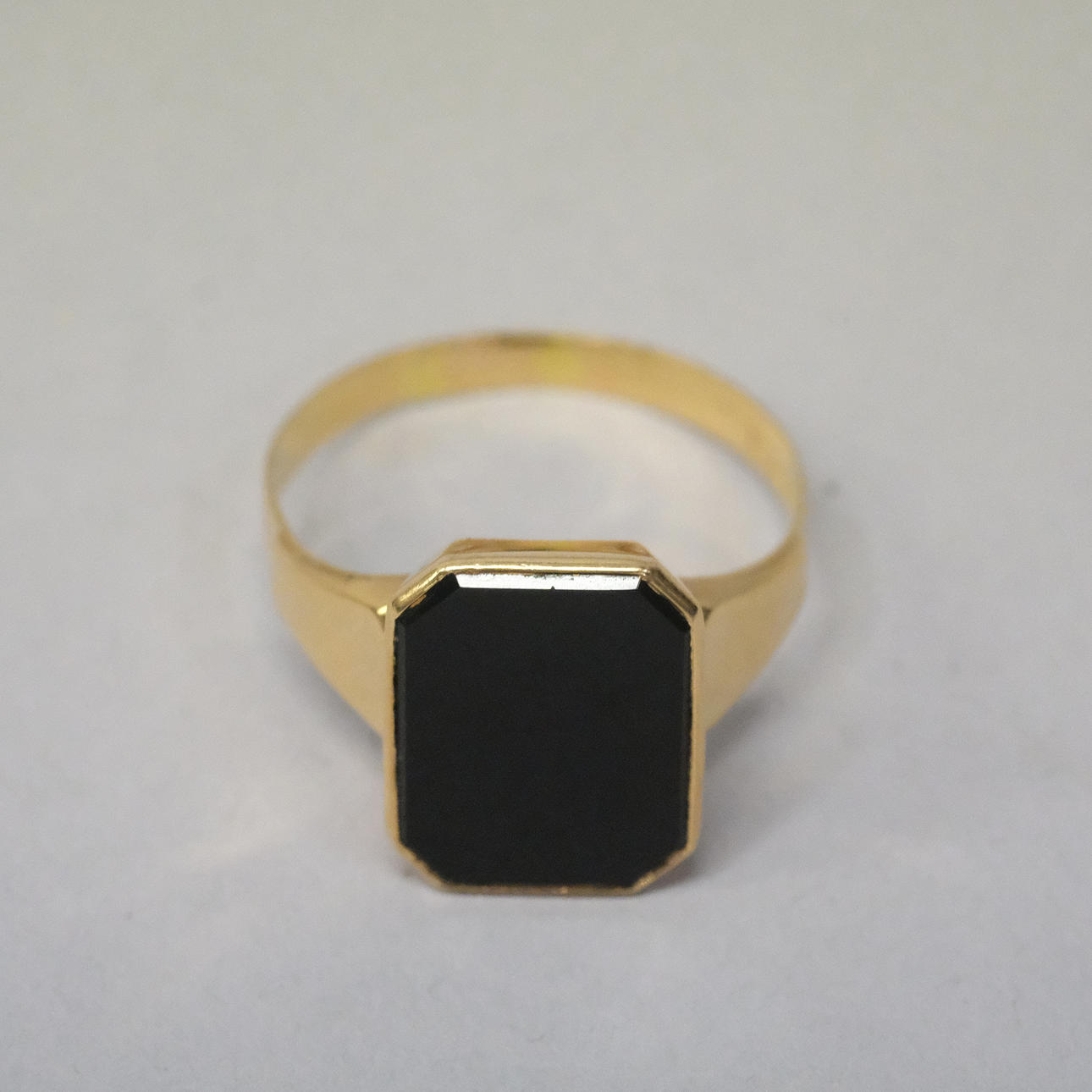 RING 18K GOLD WITH ONYX.