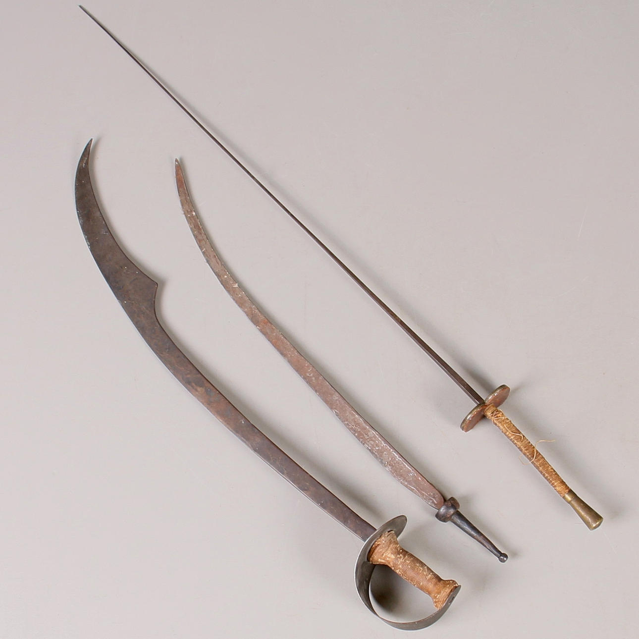 SVÄRD, 3 st. Värja, Sabel samt blad till sabel.