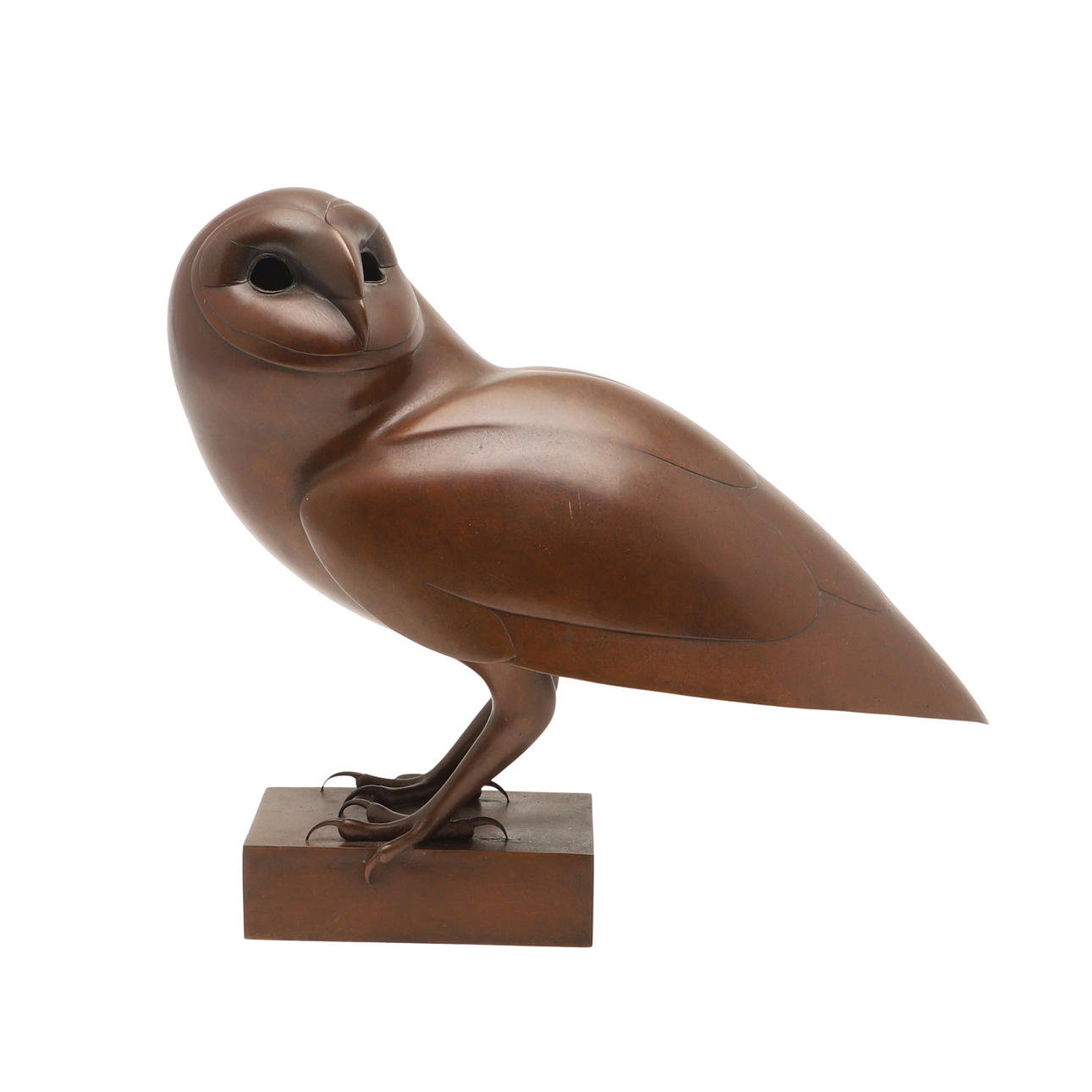 GEOFFREY DASHWOOD (BRITISH, BORN 1947) - BRONZE SCULPTURE OF AN OWL.