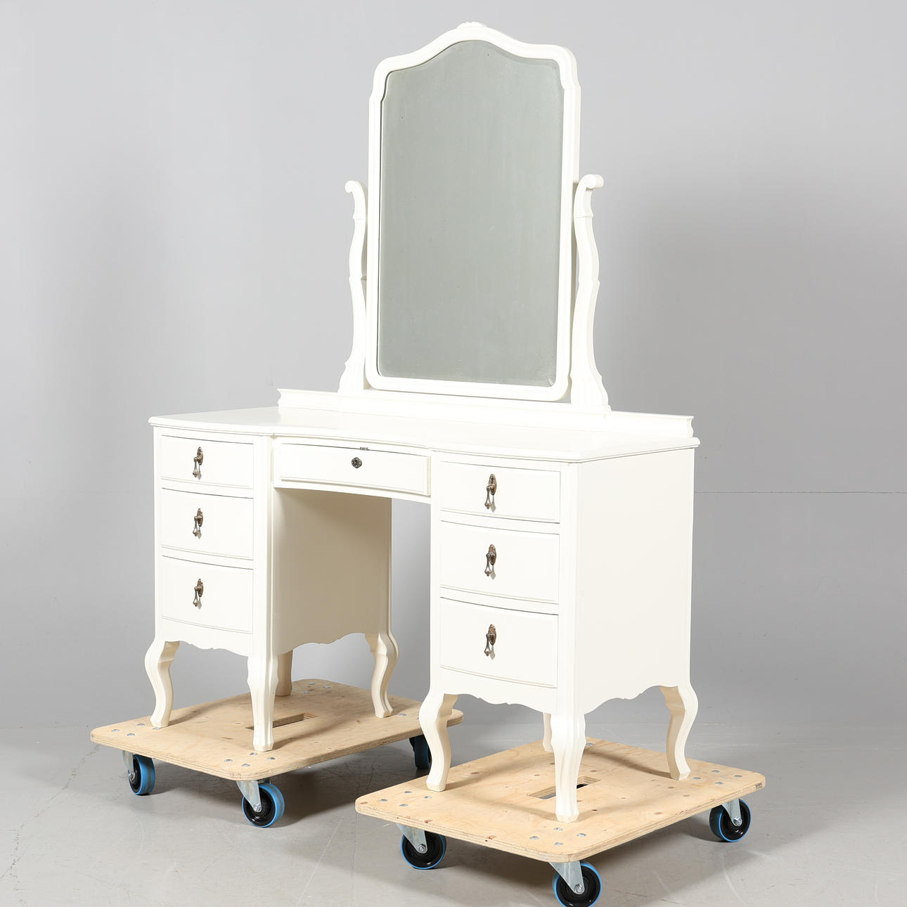 DRESSING TABLE, Bondrococo style. Second half of the 20th century.