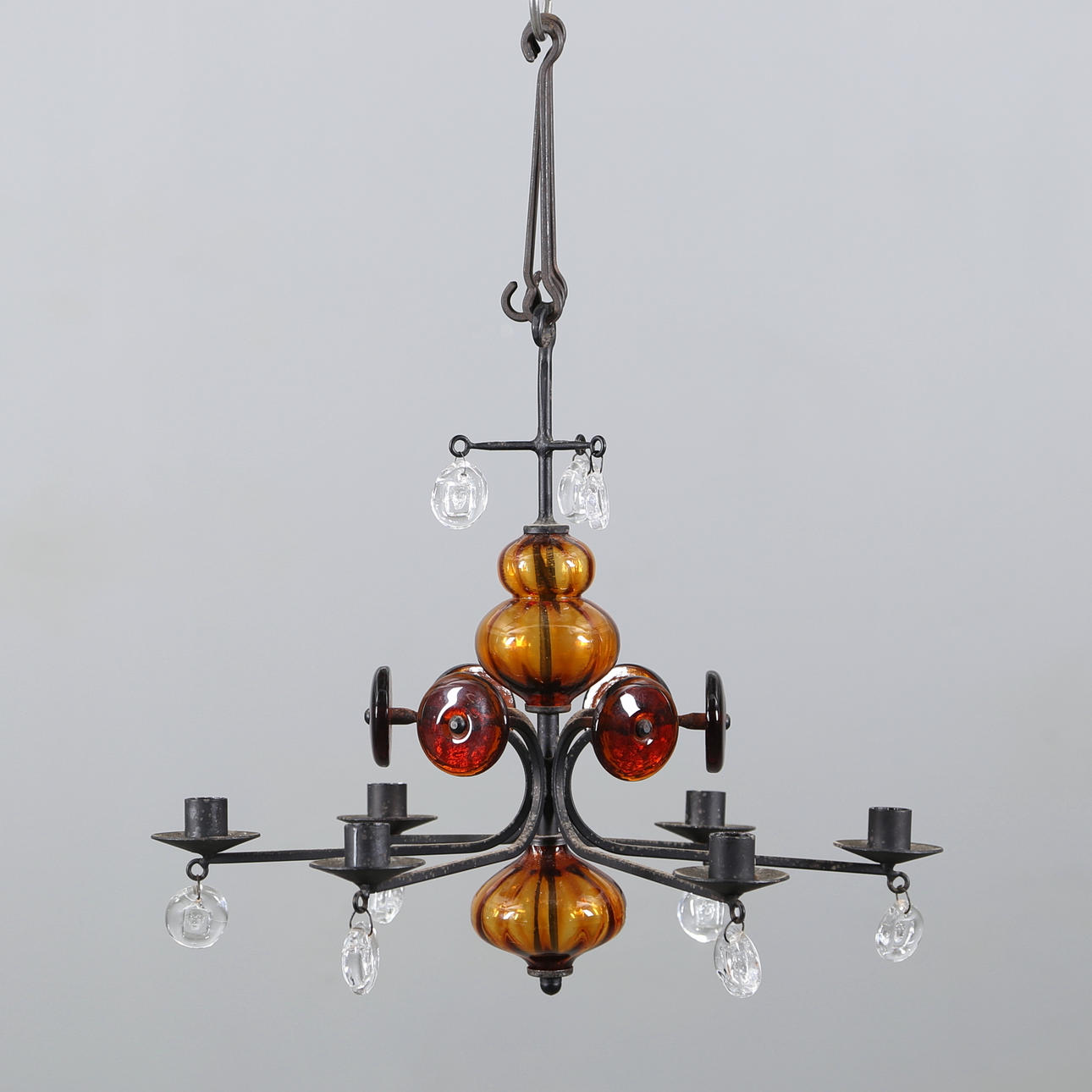 ERIK HÖGLUND. Ljuskrona, smide och glas, 1960-tal.