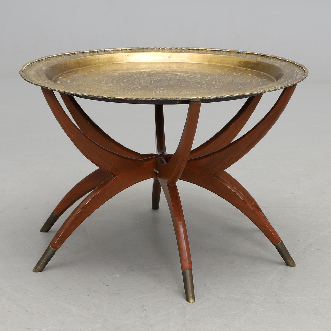 BAKKEBORD, træbund med messingplade.