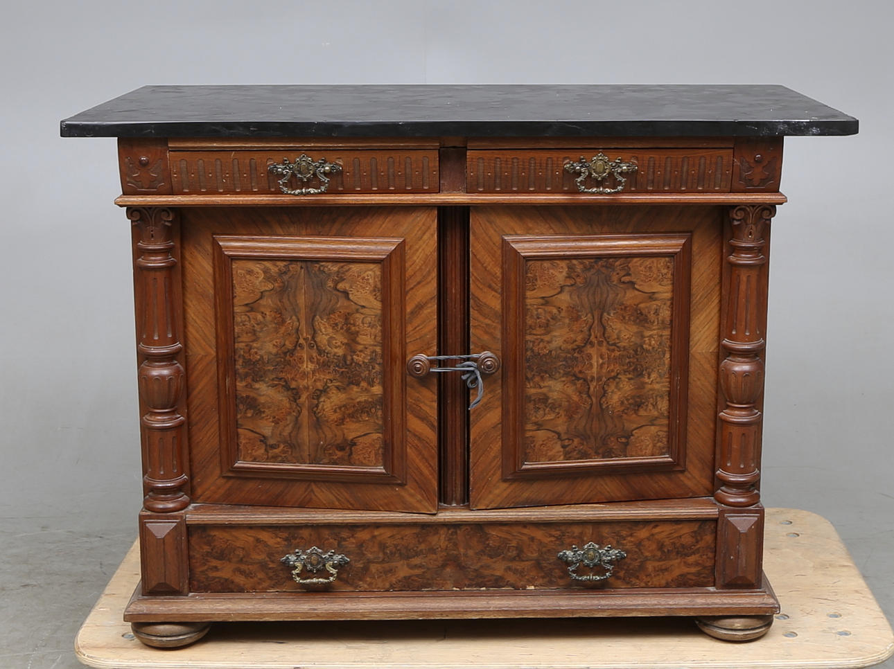 BYRÅ med stenskiva, nyrenässans. Omkring 1900-tal.