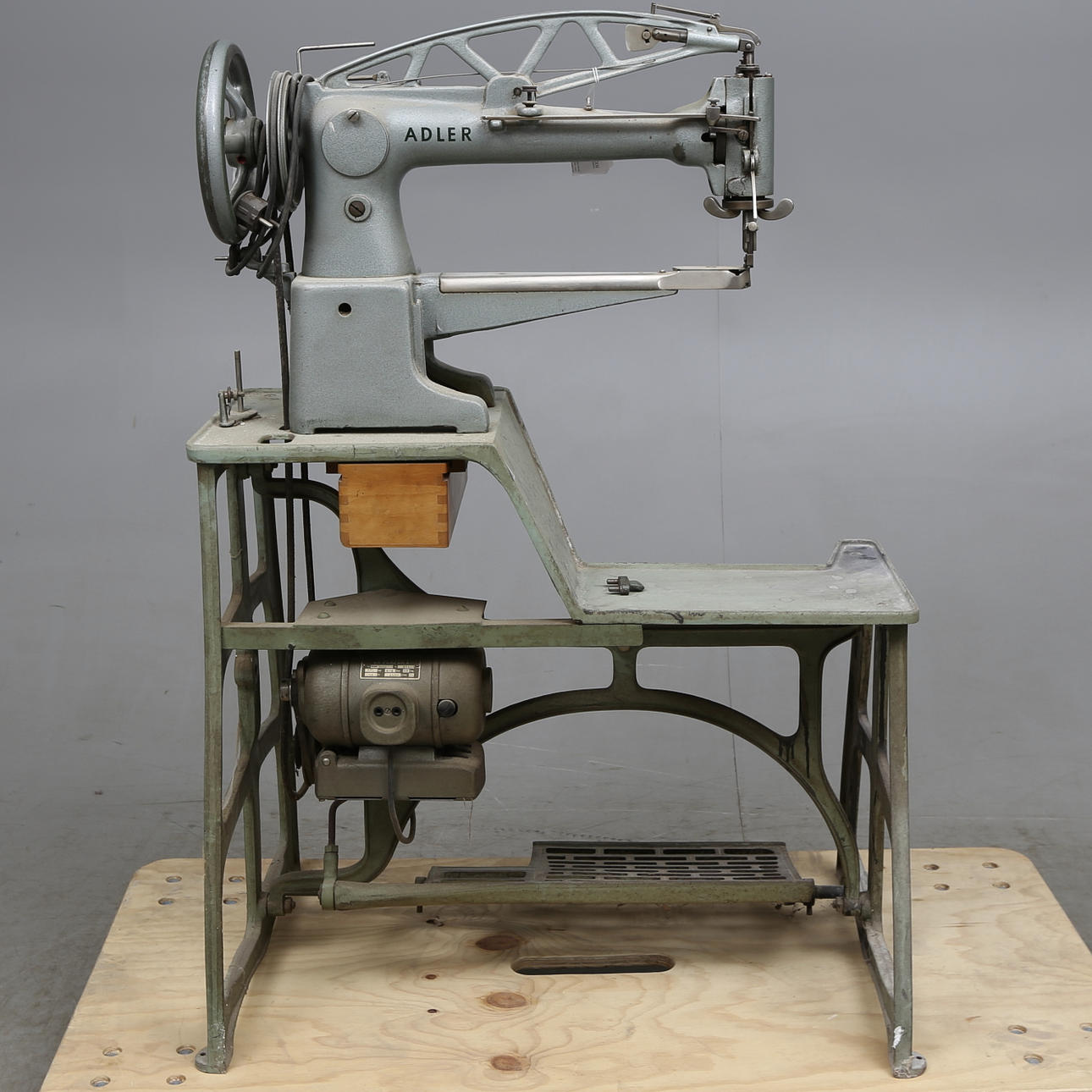 SYMASKIN, Adler, Tyskland, industri, för skomakeri, 1900-talets första hälft.