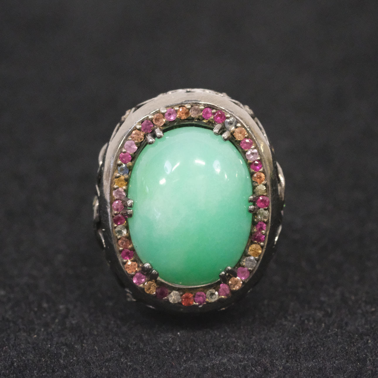 RING WITH AVENTURINE AND SEVERAL STONES.
