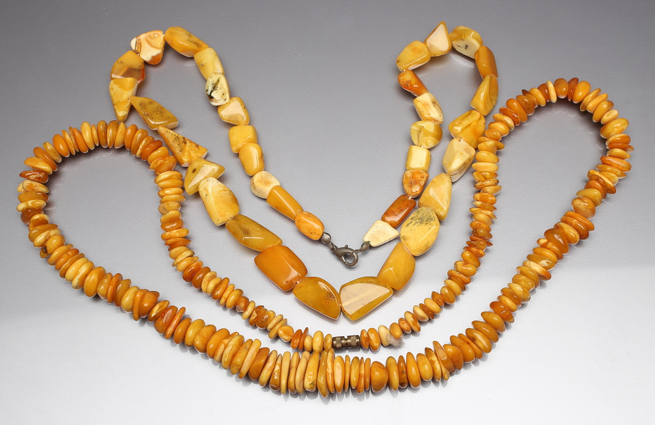 AMBER HALSBAND, två stycken.