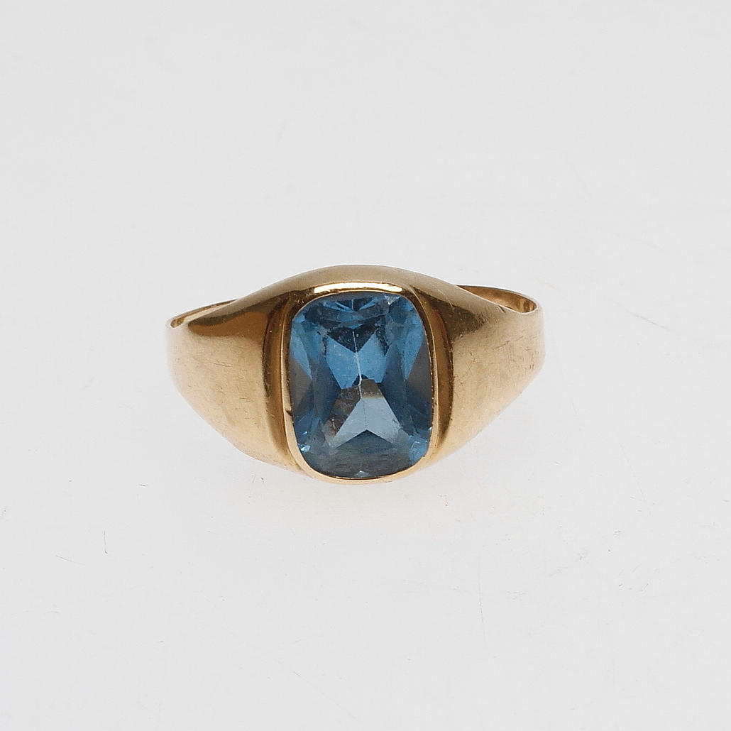 RING MED BLÅ STEN, 18k guld, total vikt ca 1,9 gr.