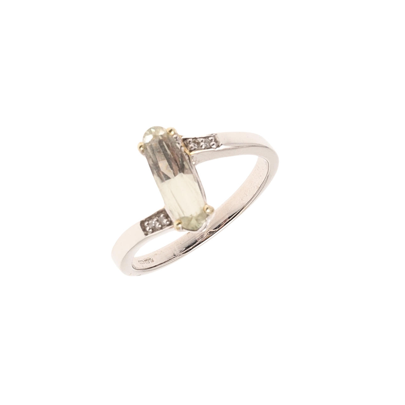 EN ZULTANIT OG DIAMANT RING.
