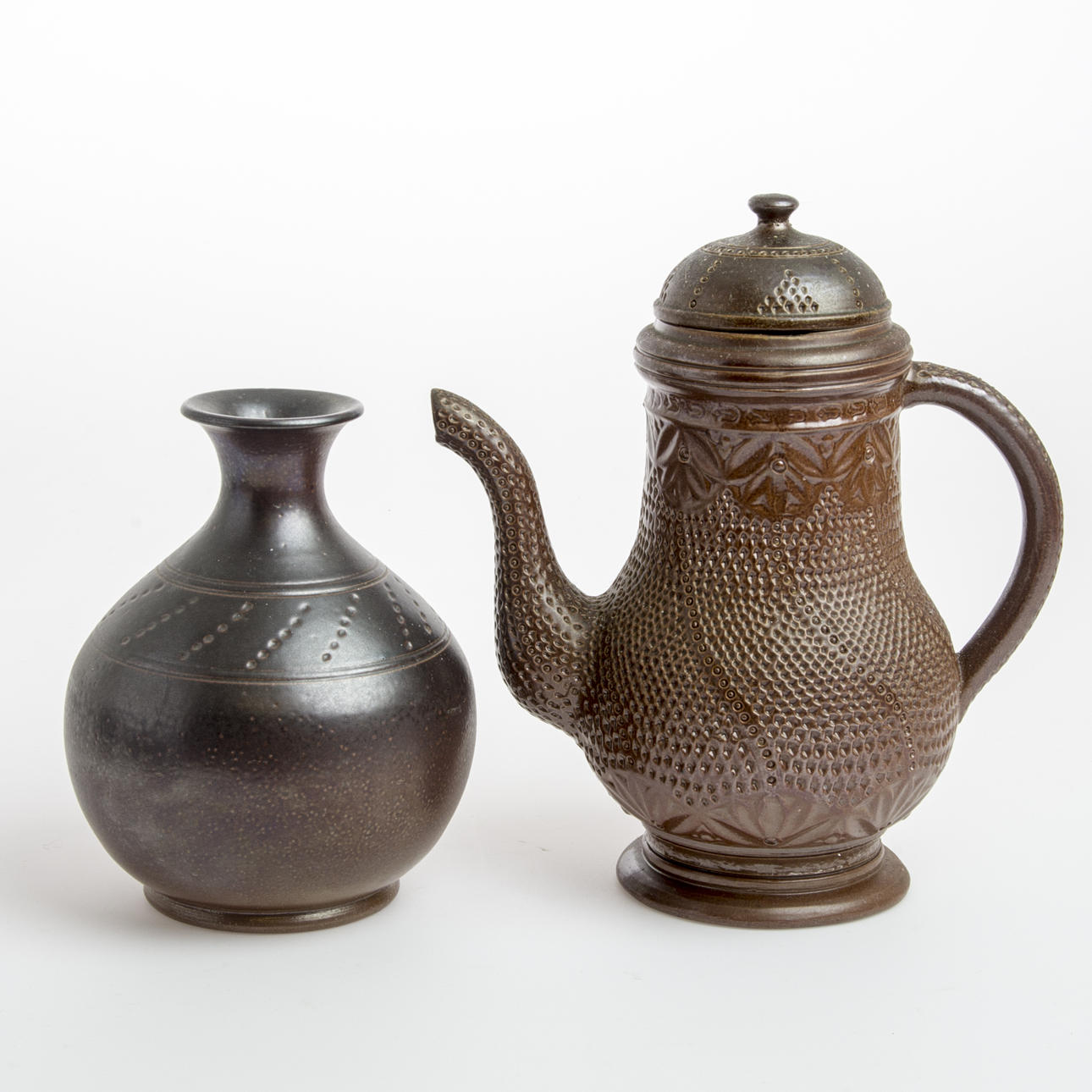 KANNA SAMT VAS, keramik, Höganäs, signerade Karl Persson.