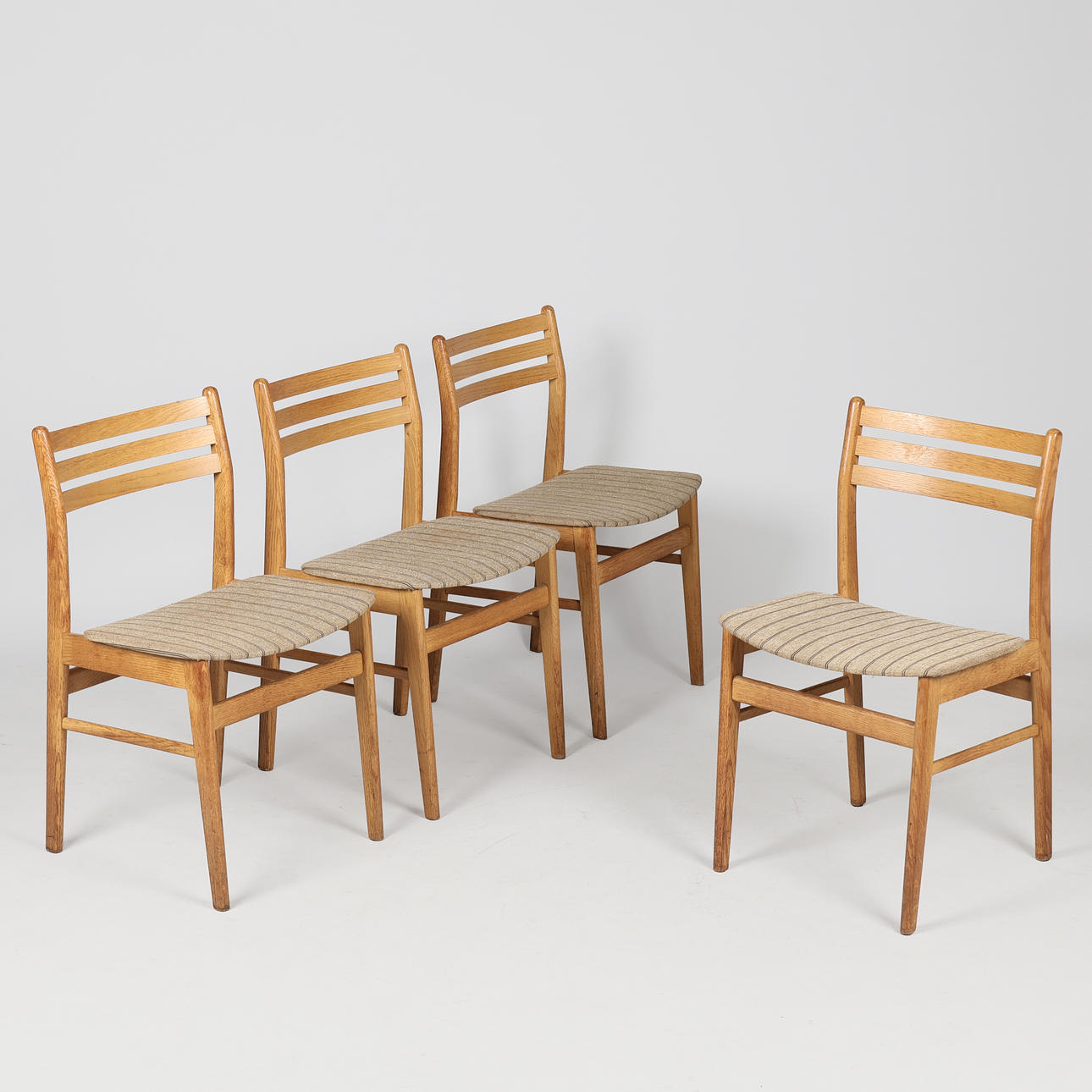 DANSK MØBELDESIGN. A set of four dining chairs with oak frame, seats upholstered in striped upholstery fabric, Danish furniture manufacturer, Denmark, second half of the 20th century, (4). Furniture