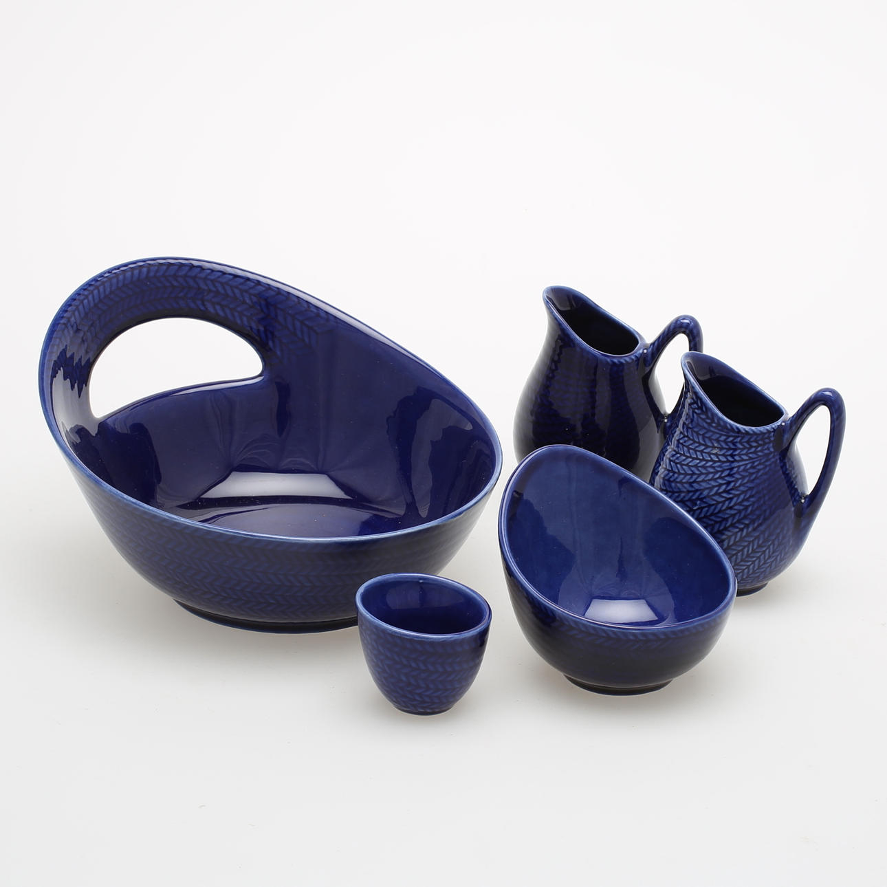 HERTHA BENGTSSON. SKÅLAR, GRÄDDKANNOR, 5 delar, flintgods, "Blå Eld", Rörstrand.