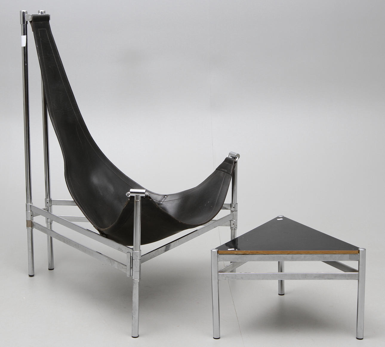 FÅTÖLJ och bord "YACHT" sent 1900-tal.