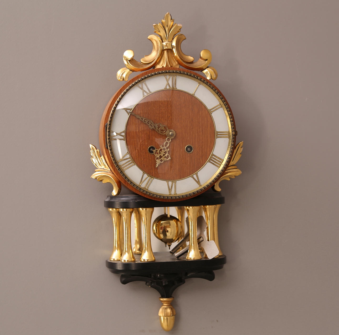 VÄGGUR, teakfodral, förgyllning/svart, 1950-tal.