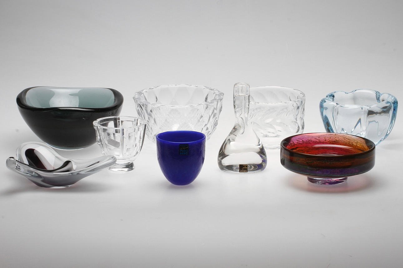 SKÅLAR, 8 st samt LJUSSTAKE. Bland annat Gunnar Cyren och Simon Gate. Orrefors.