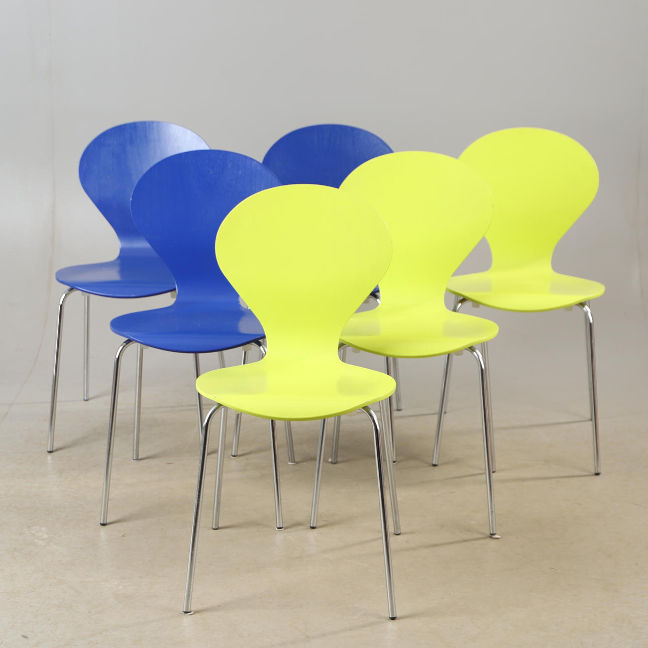 ERIK OLE JORGENSEN. A set of 6 “Rondo” chairs, blue painted