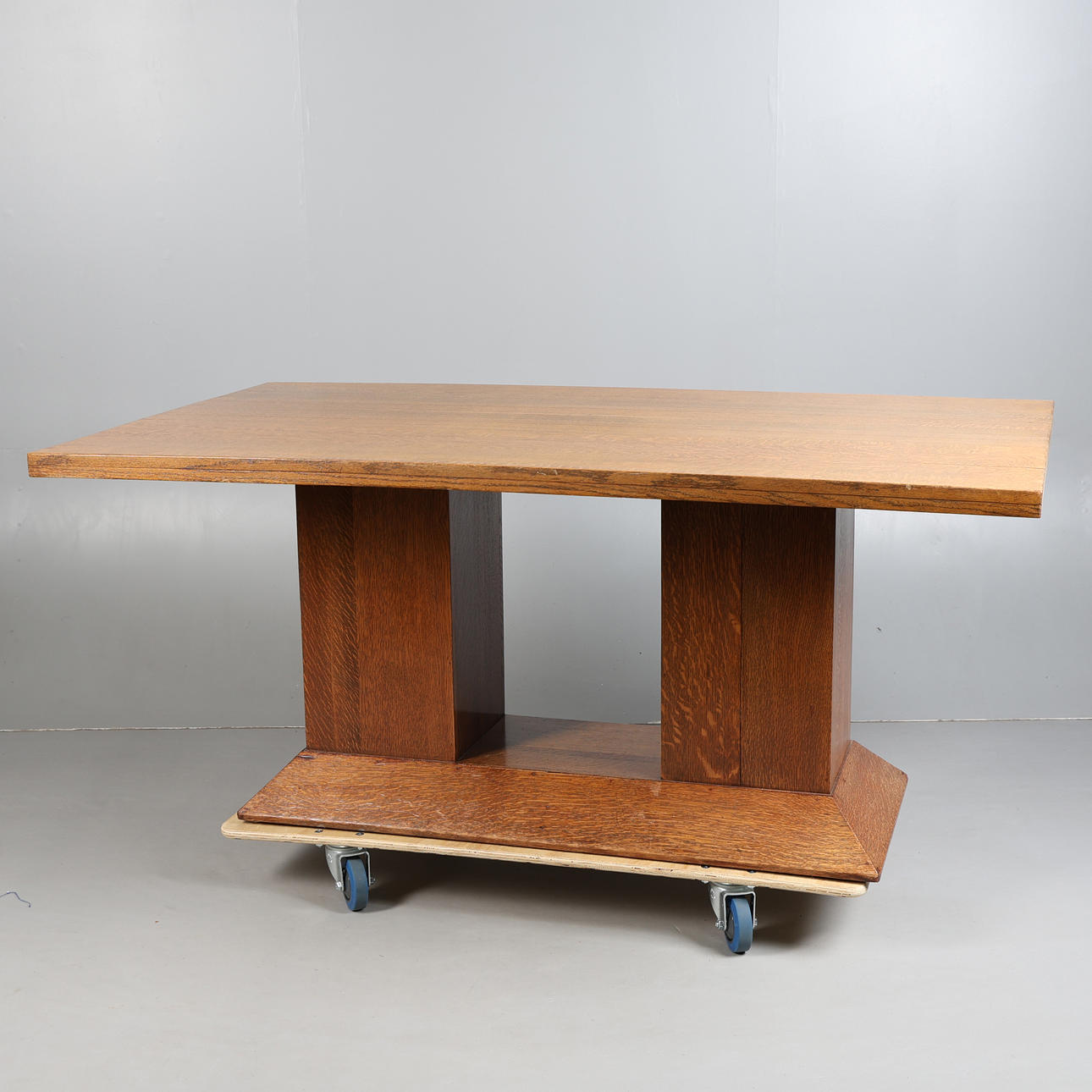 A MID 20TH CENTURY OAK DINING TABLE.
