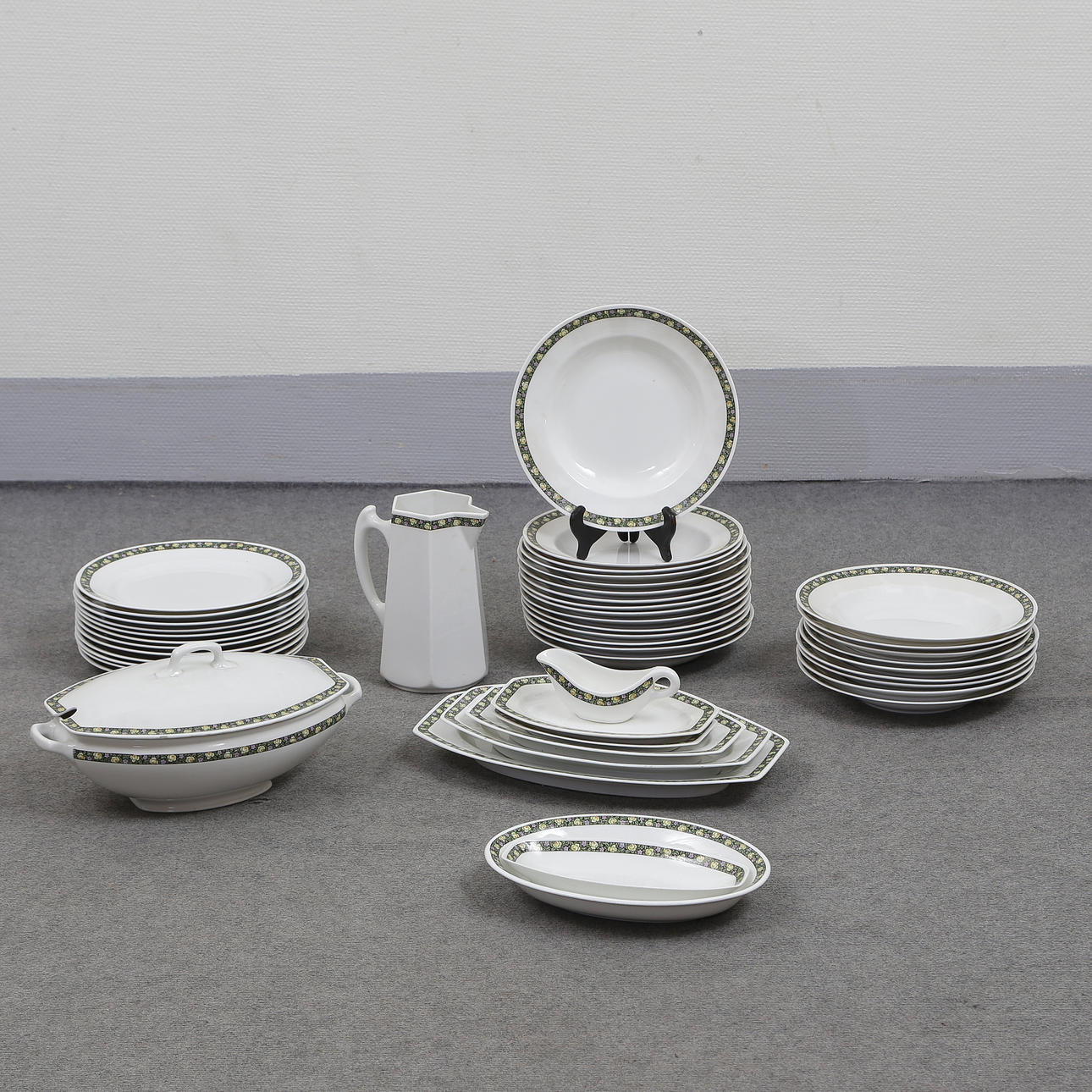 TABLEWARE, TUBE STRAND, 45 PIECES.