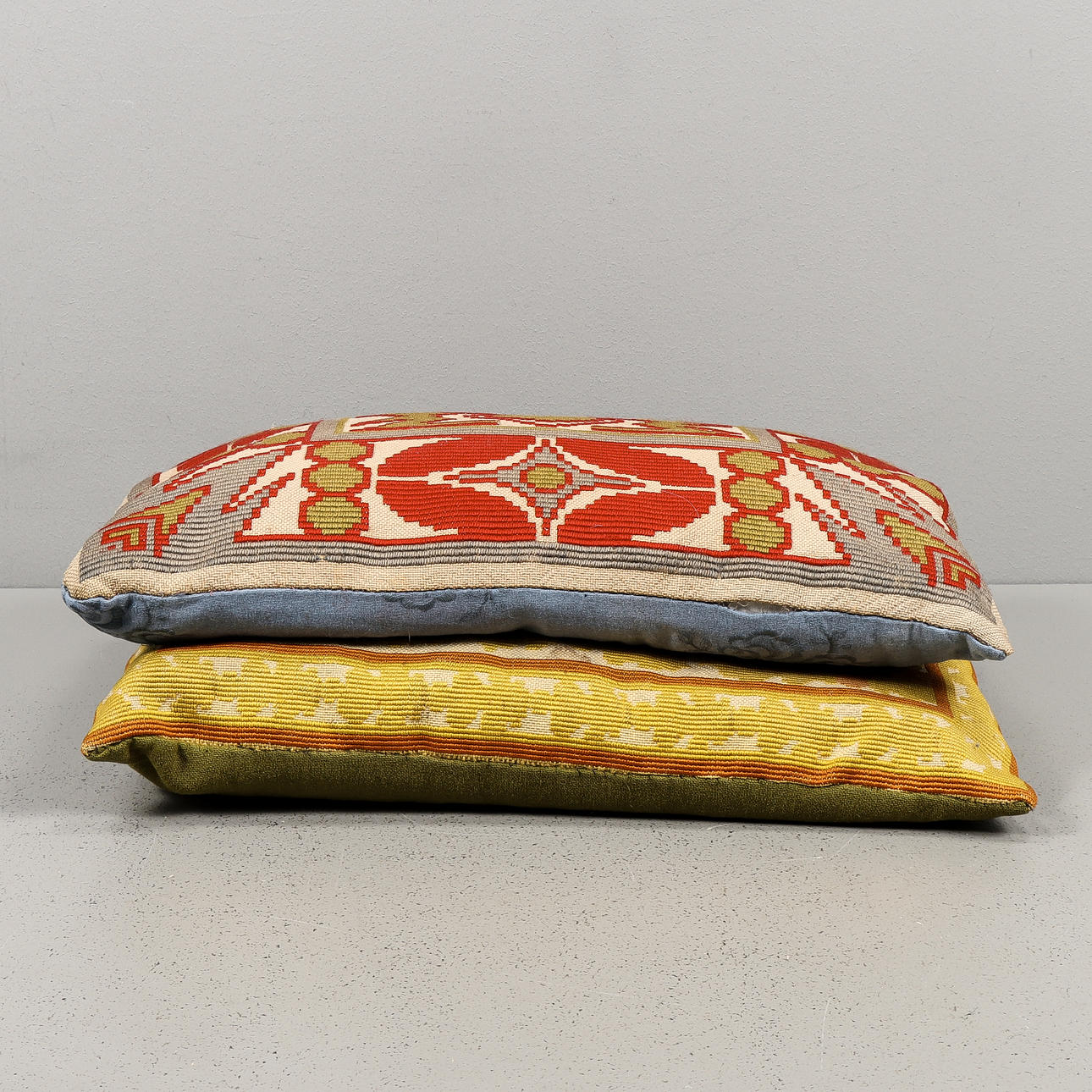 KUDDAR 2 stycken, Jugend. Mattor & Textil - Textil - Auctionet