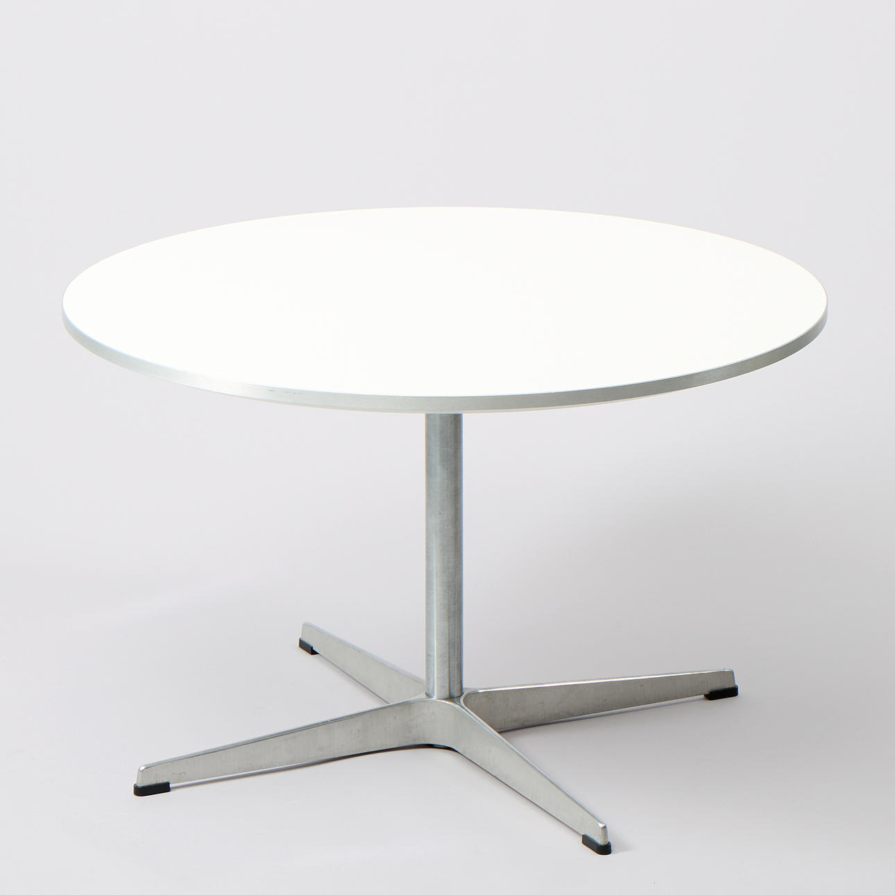 ARNE JACOBSEN. til Fritz Hansen, bord.