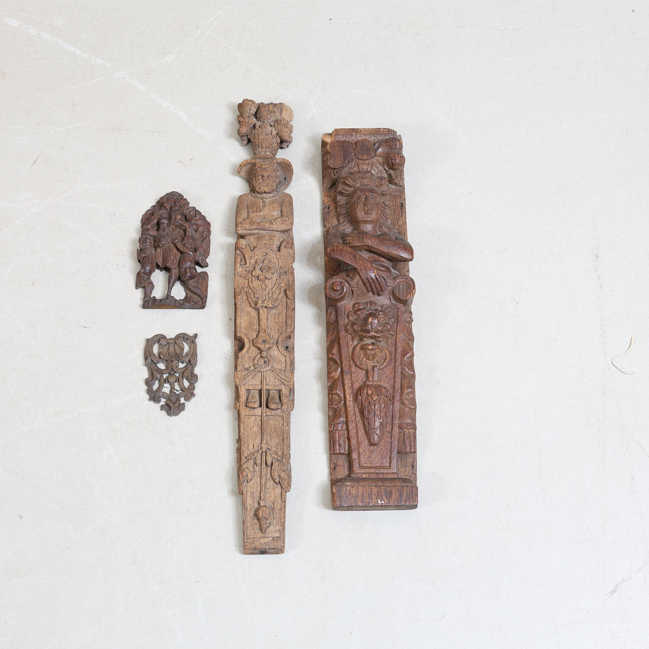 DECOR ELEMENTS, 4 pieces, cut oak, England, 16/18th century.