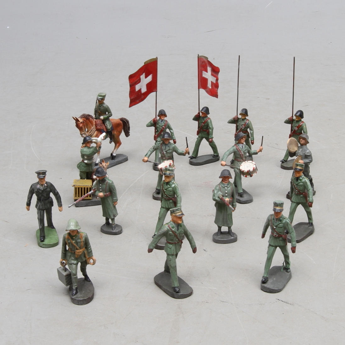 ELASTOLIN 17 soldater varav en till häst.