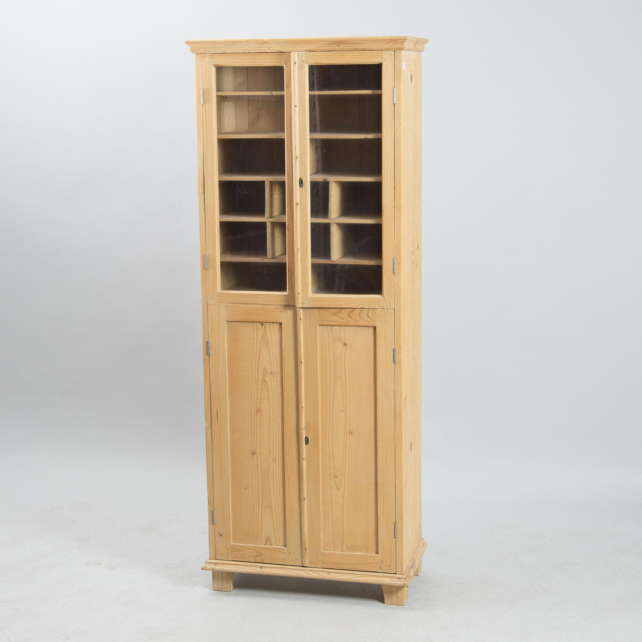 SKÅP MED VITRINÖVERDEL, fur, sent 1800-tal, troligen ombyggt under 1900-talet.