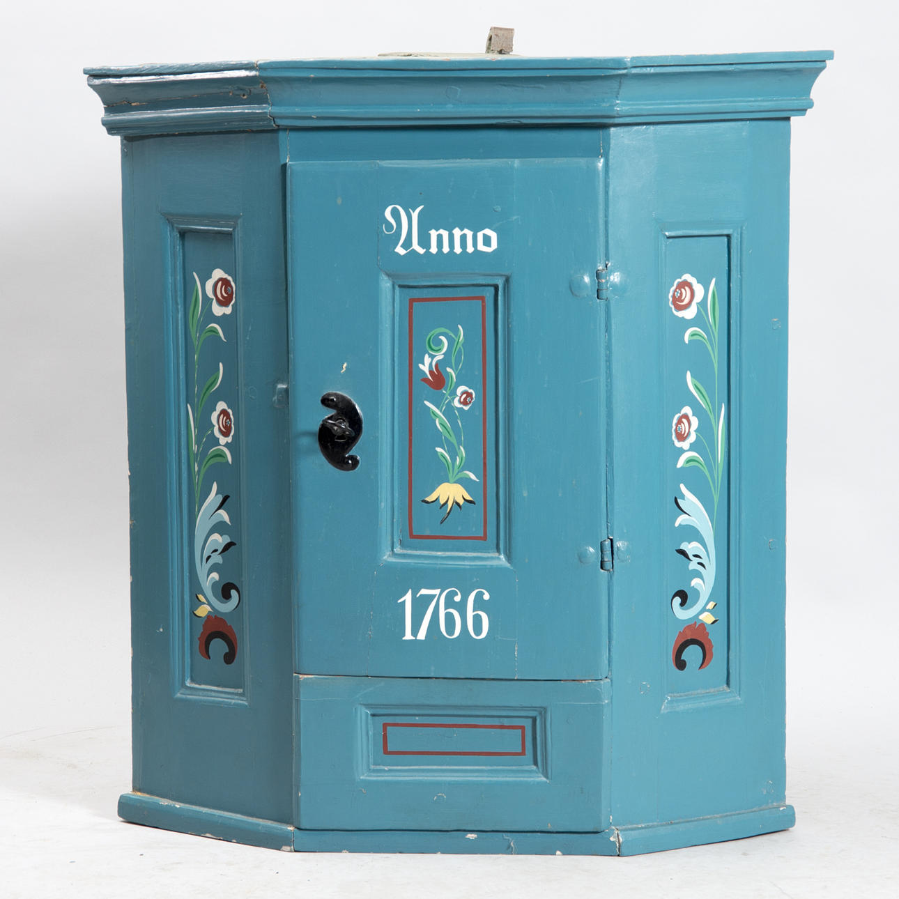 HÖRNSKÅP, allmogemålat, daterat 1766, senare bemålning.