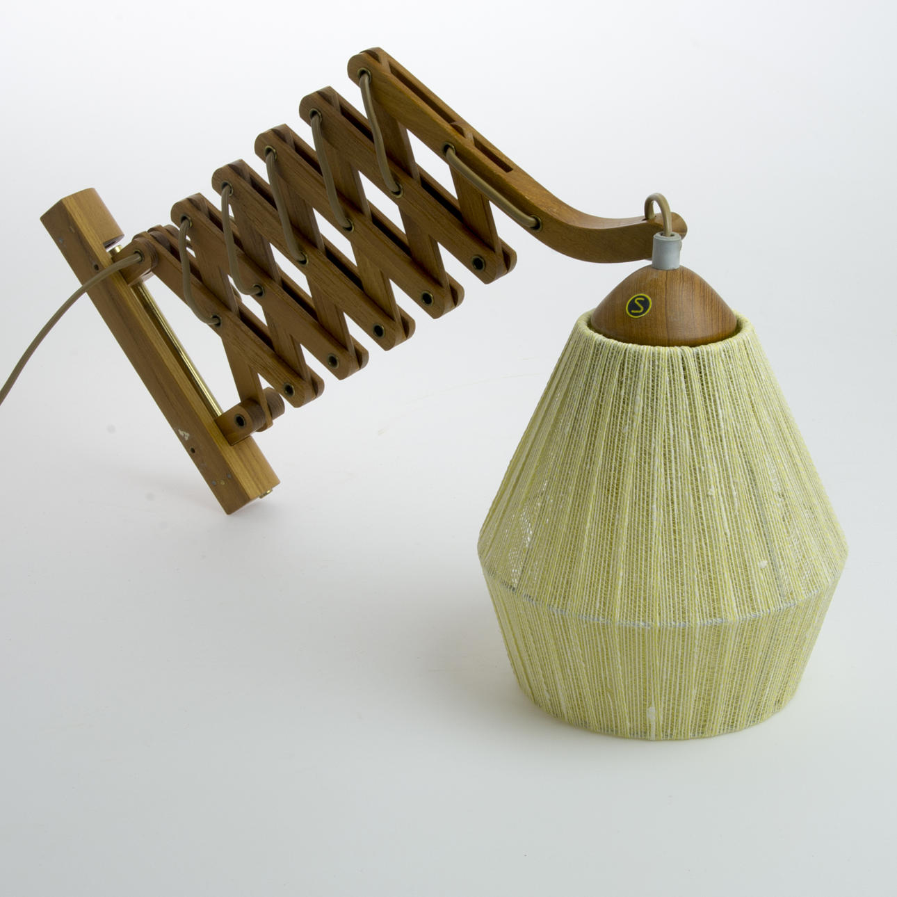 VÄGGLAMPA, saxarm, teak med trådskärm, 1960-tal.