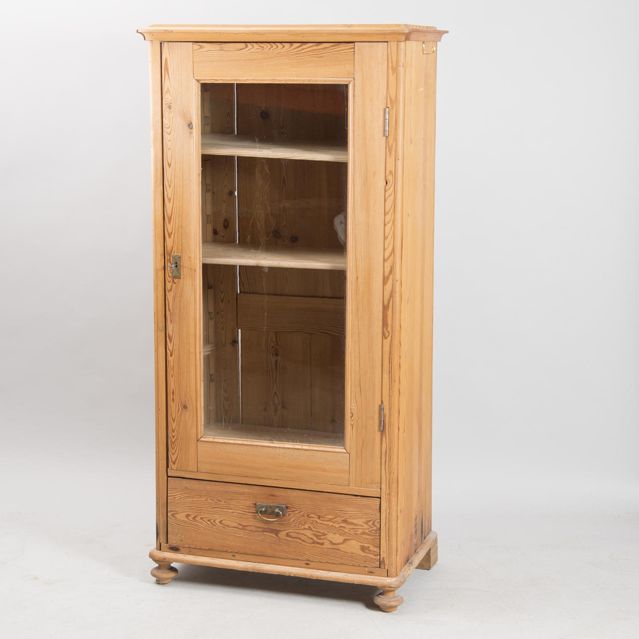SKÅP MED GLASDÖRR, avlutad fur, sent 1800-tal.
