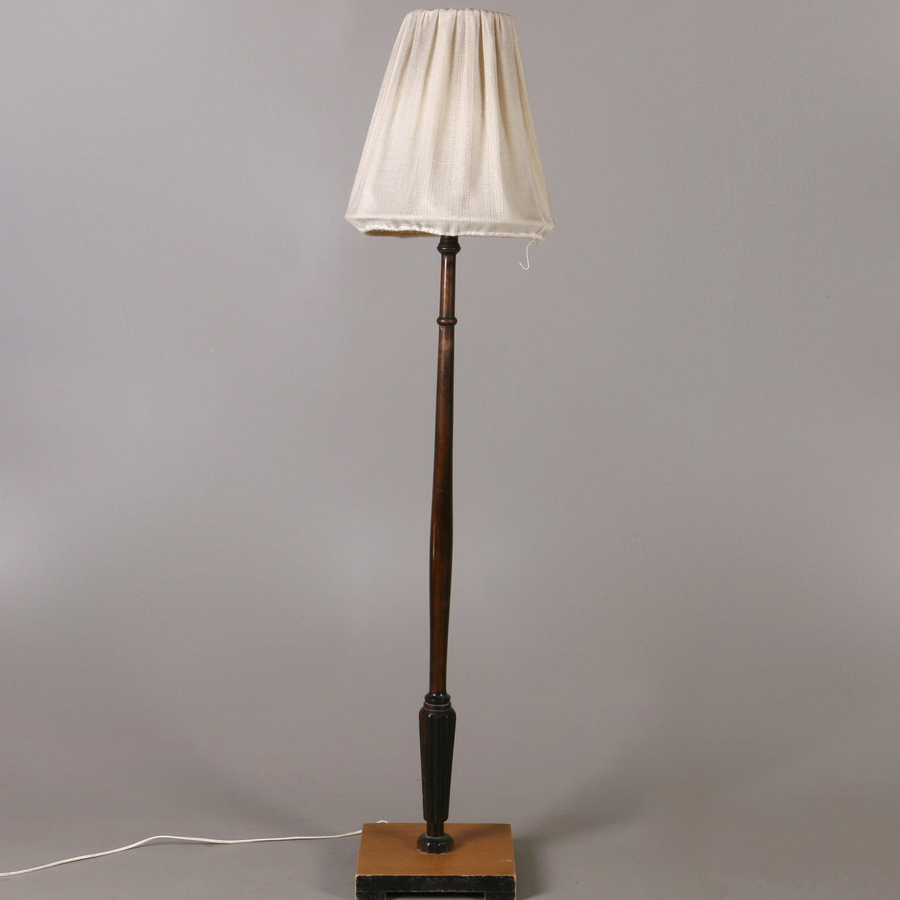 GOLVLAMPA, delvis svärtat trä, Art deco, AJH, 1900-talets första hälft.