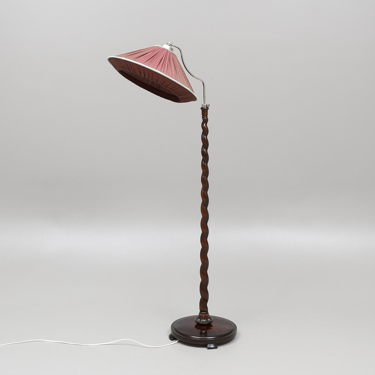 GOLVLAMPA, trä, 1900-talets första hälft.