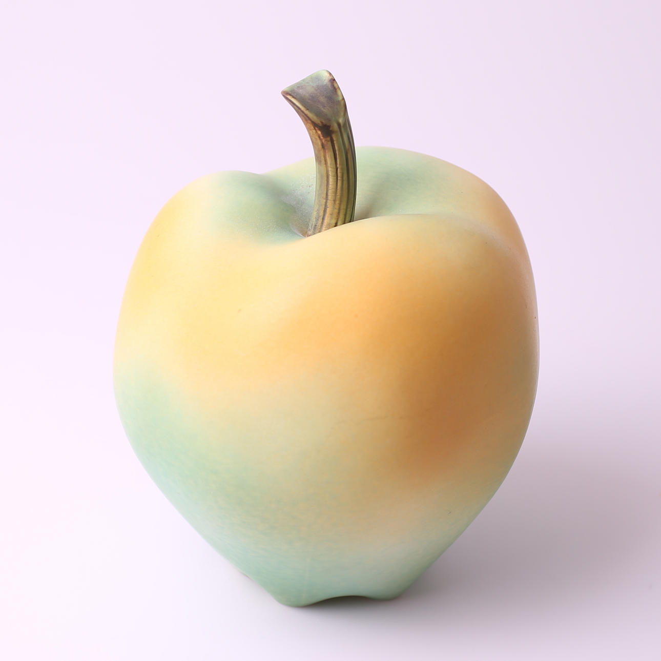 KERSTIN HÖRNLUND. ÄPPLE, porslin, signerad KH - Rörstrand, sent 1900-tal.