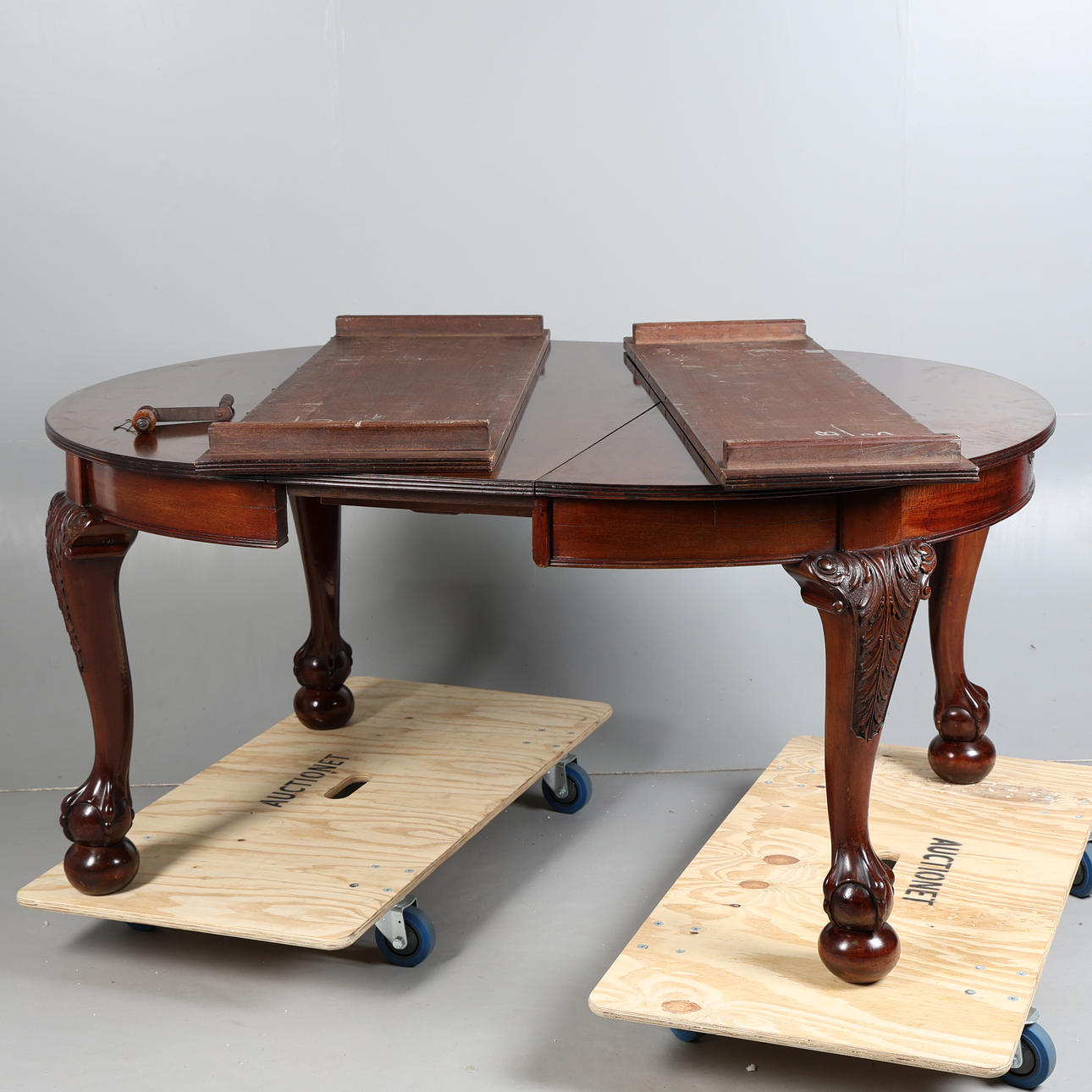 UNA MESA DE COMEDOR EXTENSIBLE DE CAOBA EDUARDIANA.