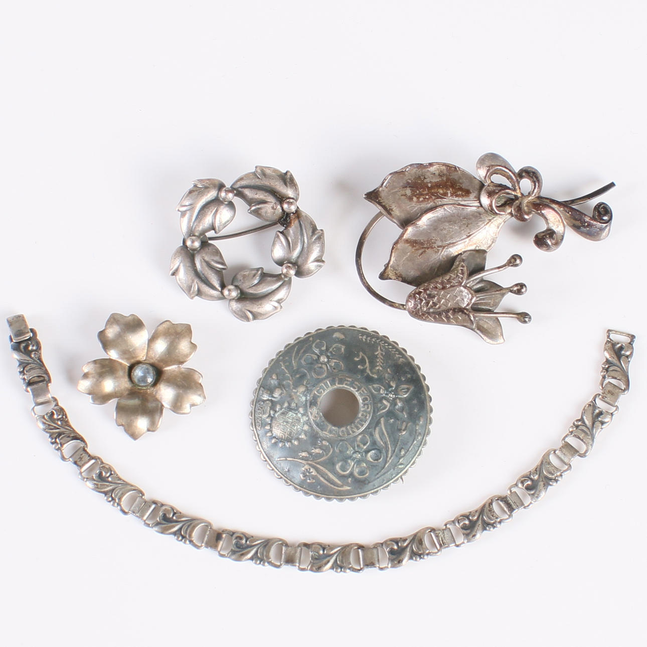 BROSCHER, samt armband, 5 delar, silver, 1900-tal.