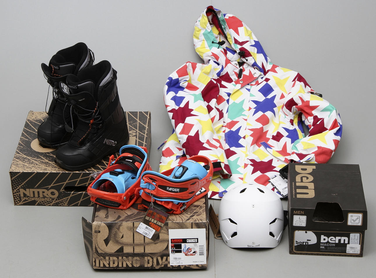 SNOWBOARD PRYLAR, samt jacka, nytt, konkursen efter first aid.