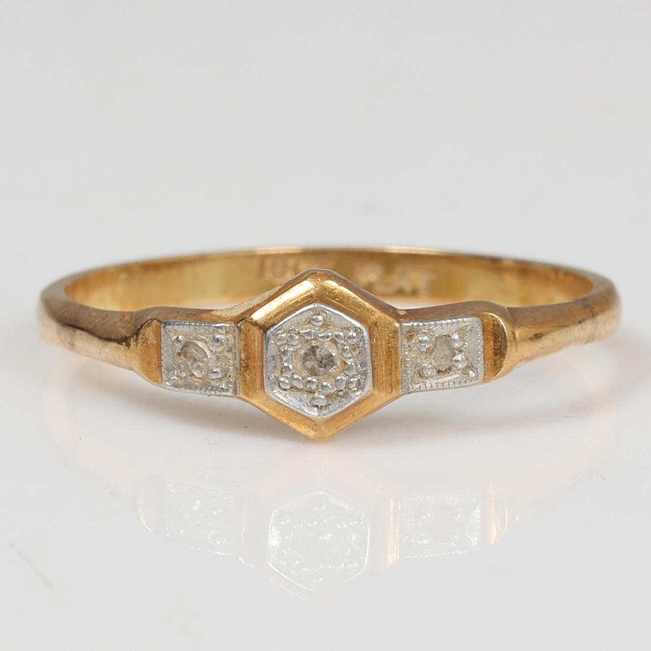 AN 18 CARAT GOLD, PLATINUM & DIAMOND RING.