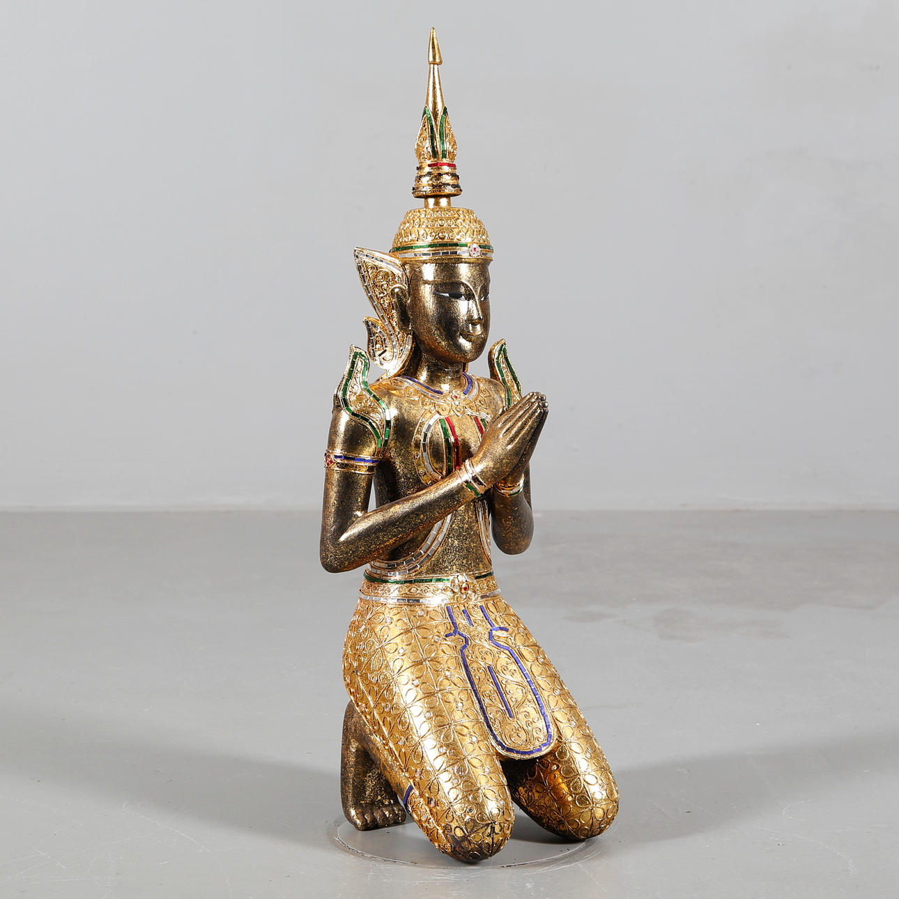 BUDDHA i guldpatinerat trä och glaskivor, 2000-tal.