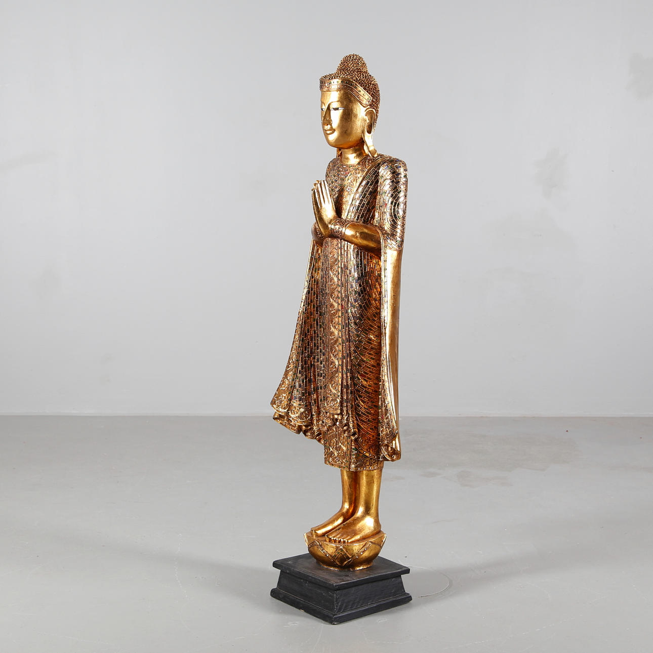 BUDDHA i guldpatinerat trä och glaskivor, 2000-tal.