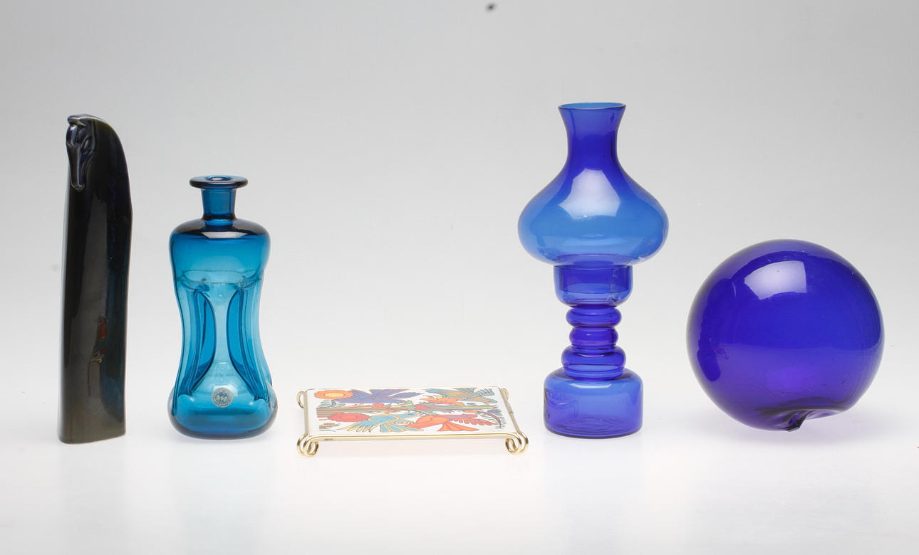 KERAMIK och GLASFÖREMÅL, 5 delar, 1900-tal.