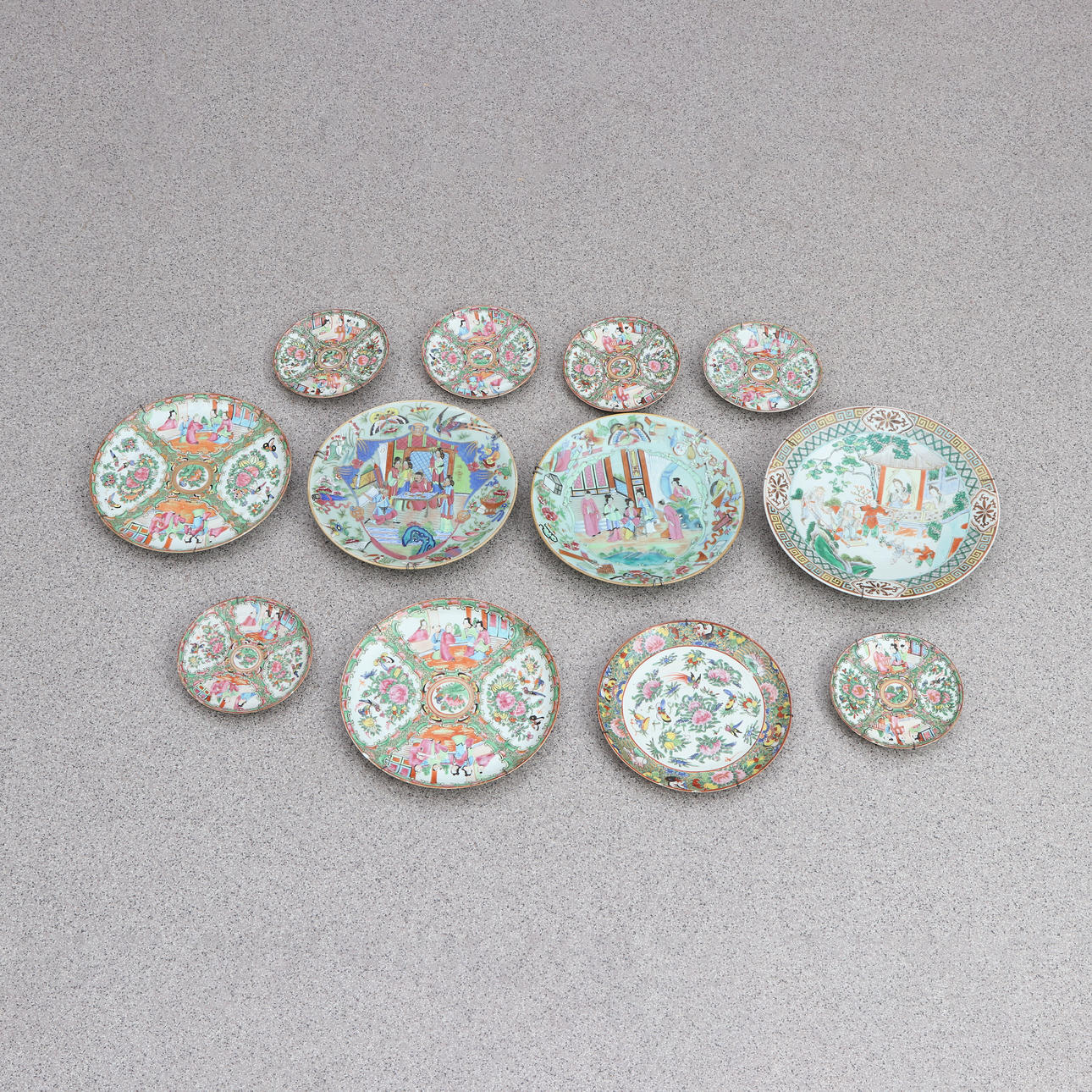 CANTON TABLEWARE, 12 PIECES. Porcelain with polychrome decor, two barrels marked underneath. China, c. 1860-1890.