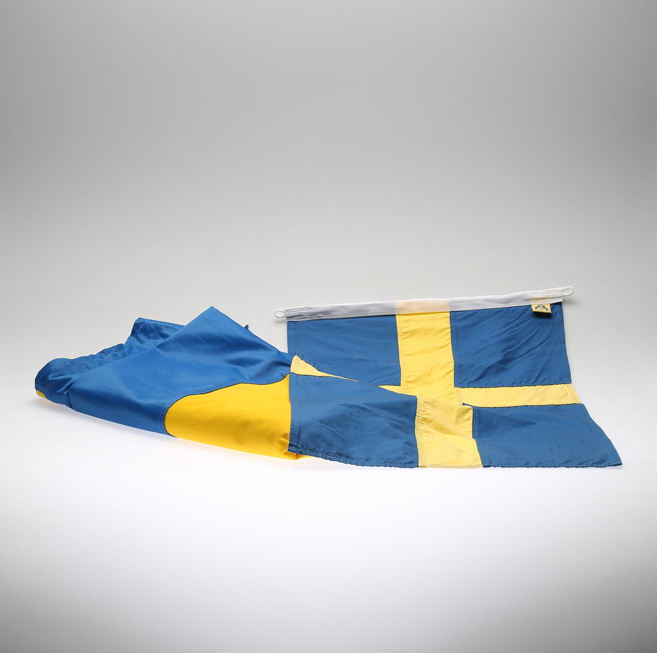 FLAGGOR, 2 st, bomull och nylon, 1900-tal.