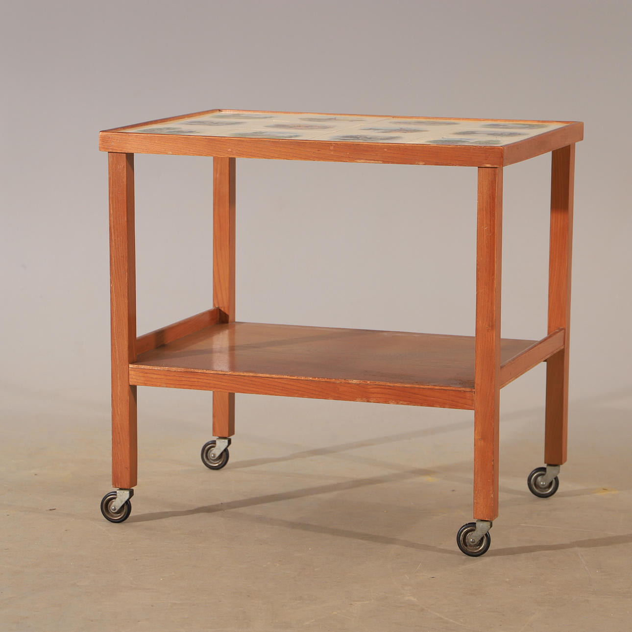 SERVERINGSVAGN, mahogny med kakelskivor.