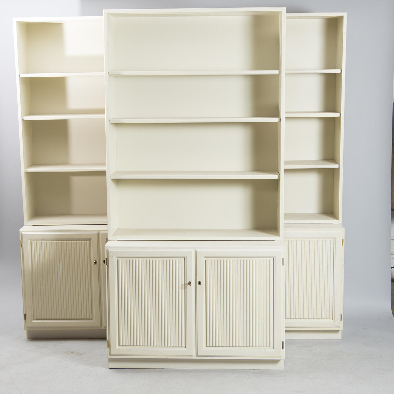 BOKHYLLA MED SKÅPSUNDERREDE, 3 sektioner, vitmålad, gustaviansk stil, ASKO.