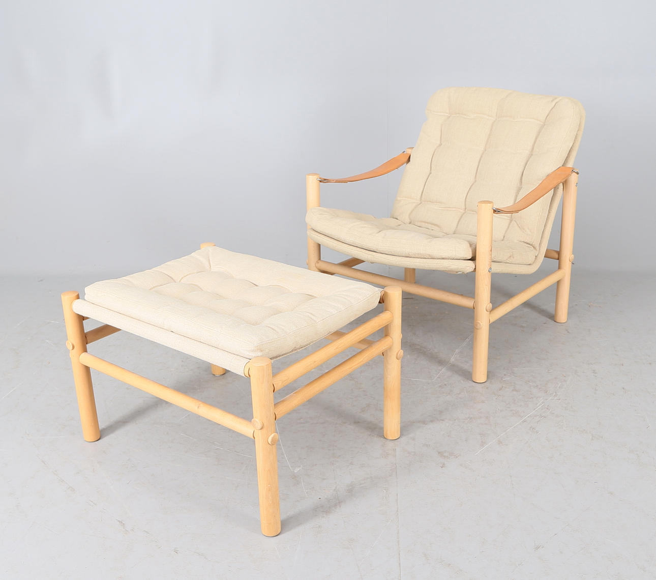 FÅTÖLJ samt pall, "Junker", Bror Boije, Dux, 1900-talets andra hälft.