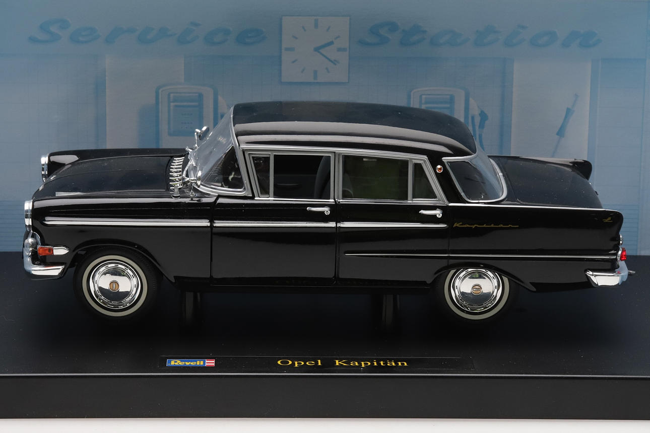MODELLBIL, Opel Kapitän, Revell, skala 1:18. Leksaker