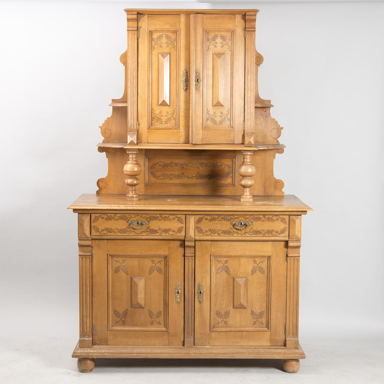 SKÅP MED ÖVERDEL, ek med intarsia, nyrenässans.