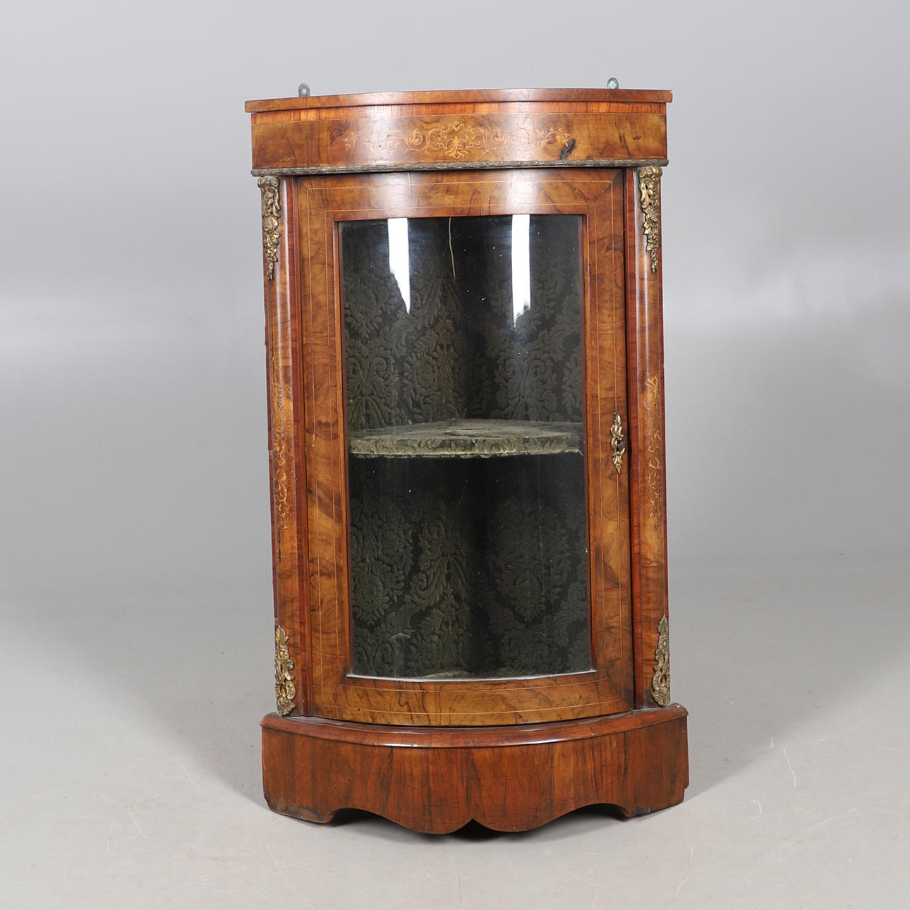 A 19TH CENTURY WALNUT CORNER HANGING DISPLAY CABINET.