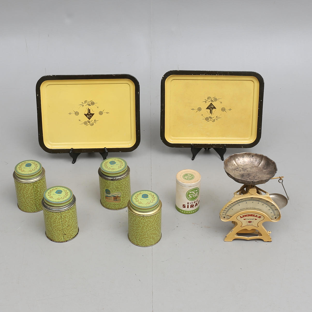 HUSHÅLLSVÅG, samt KAFFEBURKAR, 8 delar, m.m.